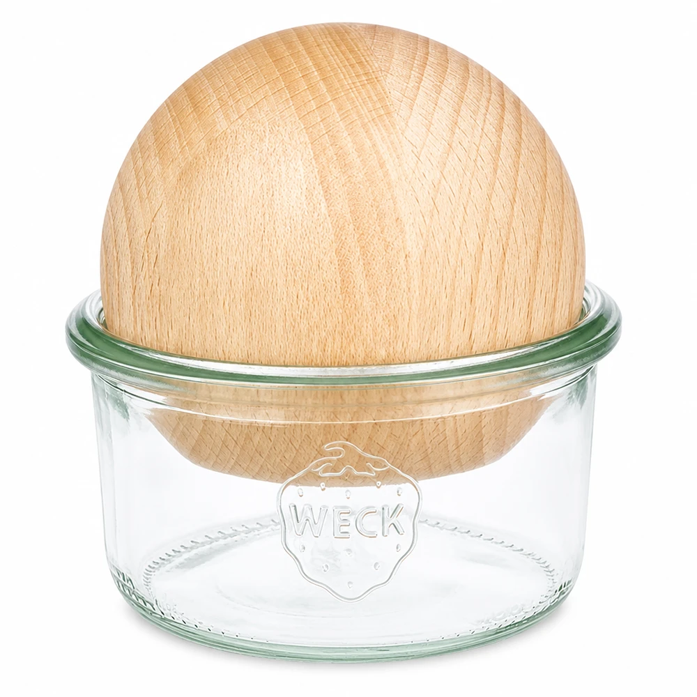 WECK Verre renversé 165ml RR80 avec boule en hêtre Couvercle en bois naturel sur fond blanc