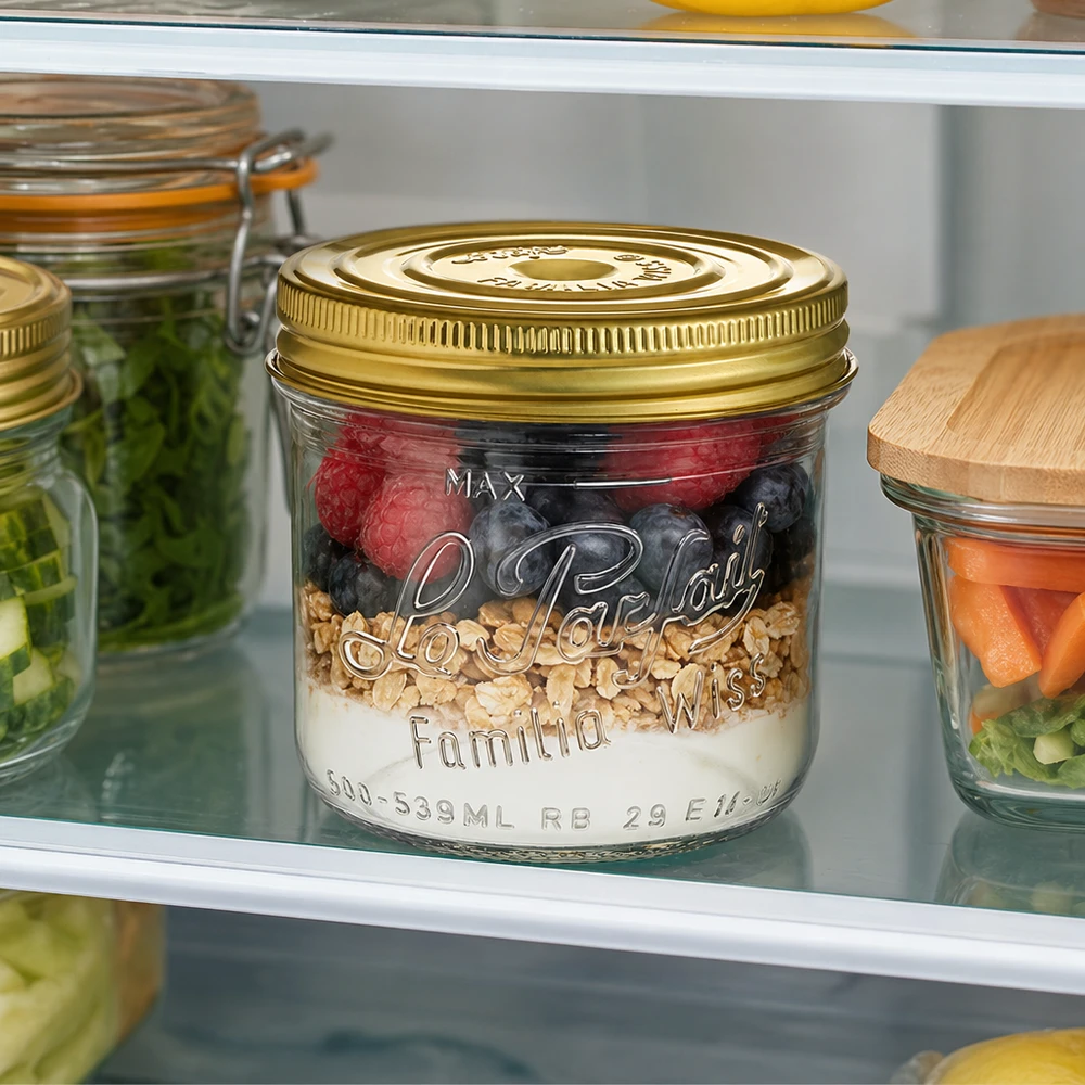 Le Parfait® Familia Wiss 500 g Ø100 mm bocal Pot renversé Familia Wiss de 539 ml avec couvercle doré rempli de yaourt aux baies et de granola au réfrigérateur