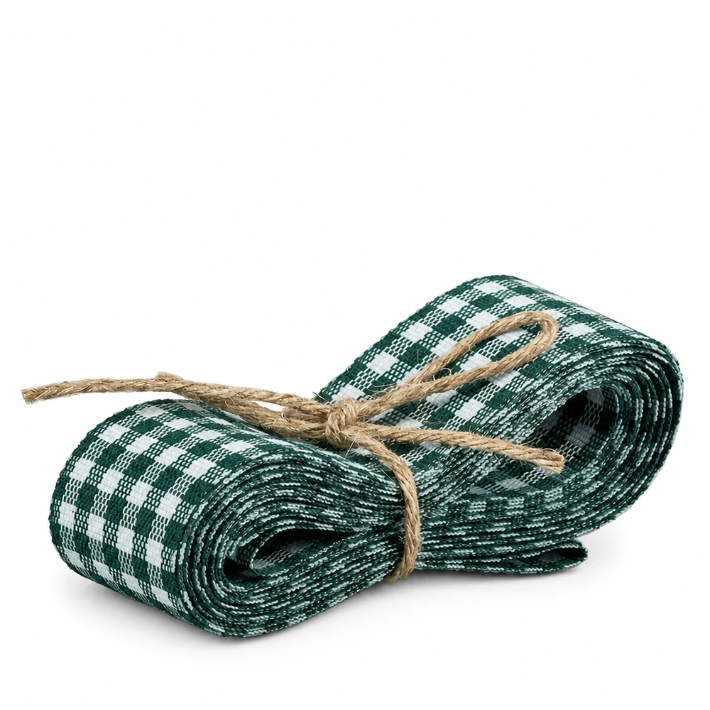 Ruban de tissu à carreaux vert et blanc 300cm lié avec du ruban de jute comme ruban décoratif sur fond blanc