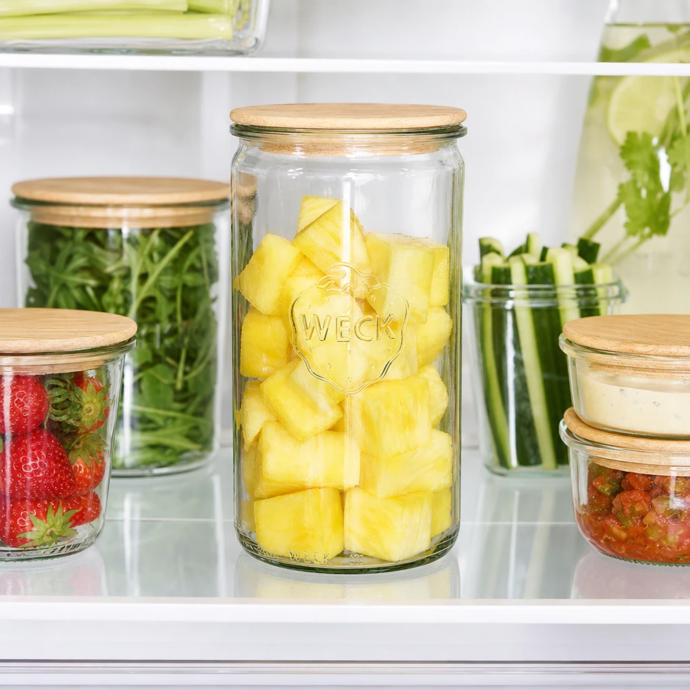 1590ml bocal cylindrique WECK RR100 avec couvercle en bois WECK Pot à provisions 1590ml RR100 dans le réfrigérateur rempli d'ananas pour la conservation de fruits frais avec couvercle en bois