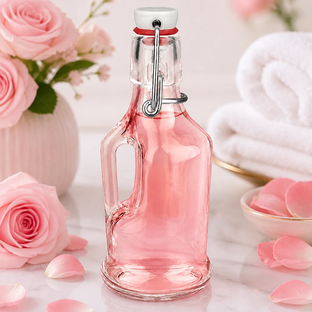 Bouteille en verre Bertha de 200 ml teintée de rose dans un décor romantique de roses et de pétales, bouchon UNiTWIST
