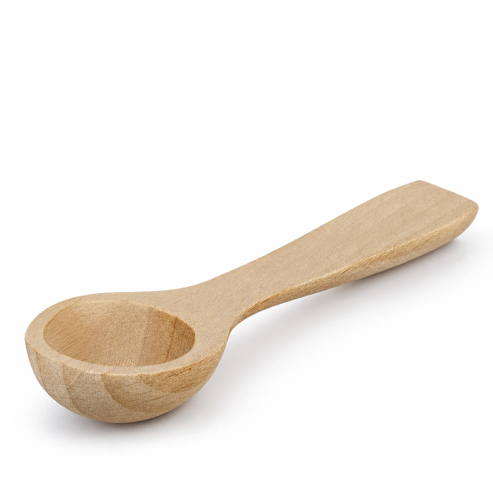 Pelle en bois taille S en forme de cuillère - 77mm de long Petite pelle en hêtre 7,7cm Forme cuillère sur fond blanc Détail du grain du bois Ustensiles de cuisine