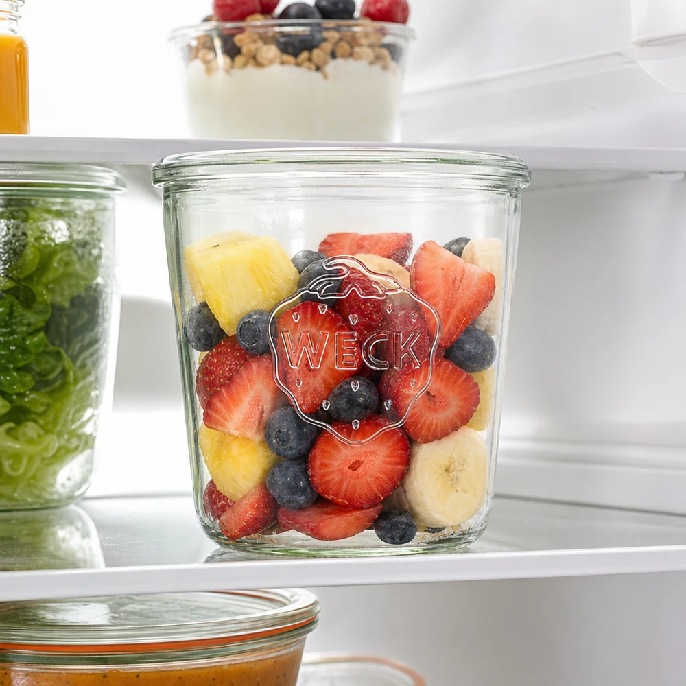 580ml bocal conique WECK RR100 WECK Pot renversé 580ml RR100 rempli de fruits frais dans le réfrigérateur pour la conservation des aliments