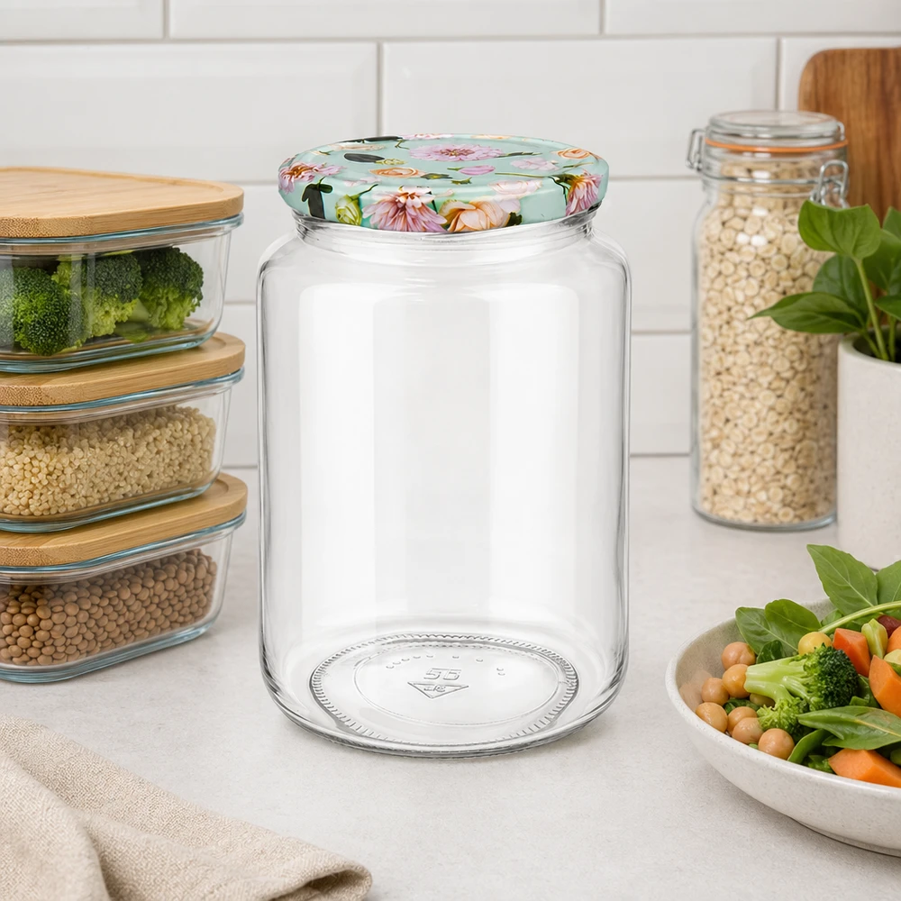 Pot rond de 795 ml + couvercle BasicSeal fleur menthe UNiTWIST Bocal rond vide de 795 ml avec couvercle décoratif BasicSeal à fleurs menthe sur le plan de travail de la cuisine entre les récipients à provisions