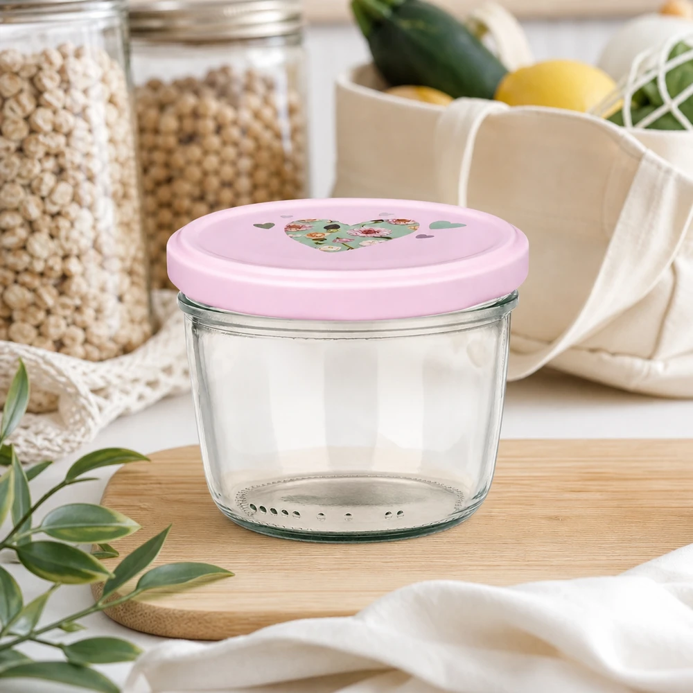 Pot vide renversé 230ml avec couvercle rose en forme de cœur sur planche en bois dans la cuisine durable Zero-Waste avec bocaux à provisions