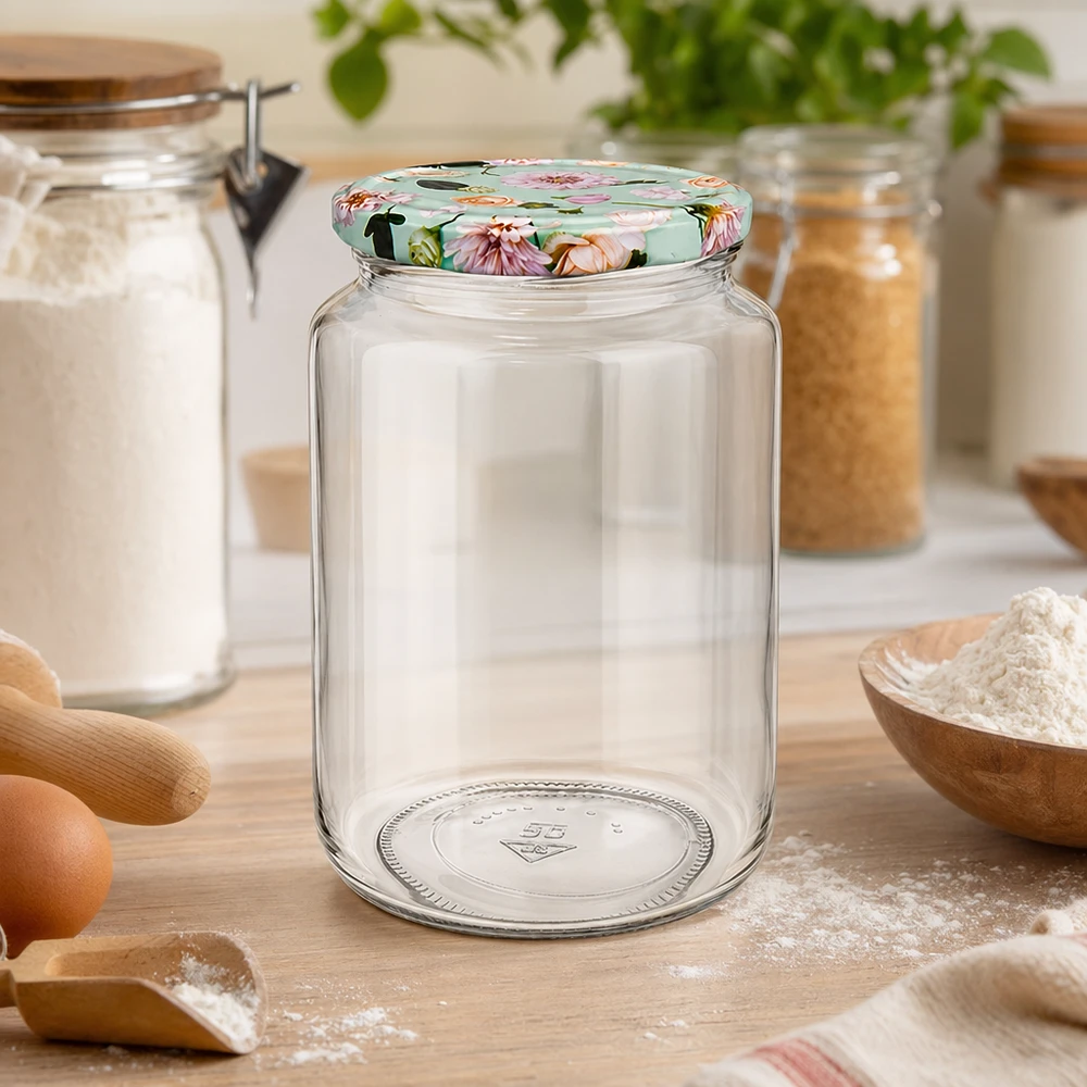 Pot rond de 795 ml + couvercle BasicSeal fleur menthe UNiTWIST Bocal rond de 795 ml avec couvercle BasicSeal à fleurs menthe dans la cuisine de boulangerie, farine et ingrédients de boulangerie sur le plan de travail en bois