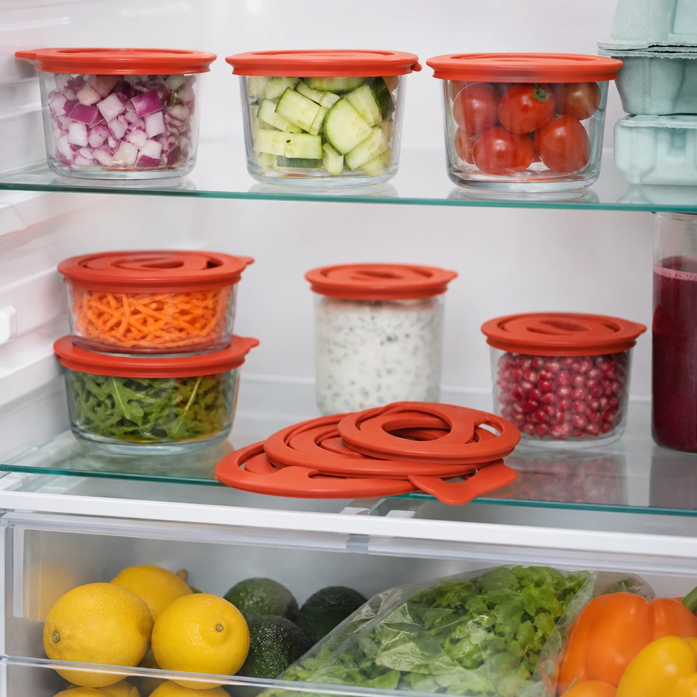 Anneaux de cuisson RR100 rouges dans le réfrigérateur à côté des aliments préparés dans des boîtes de conservation pour la conservation