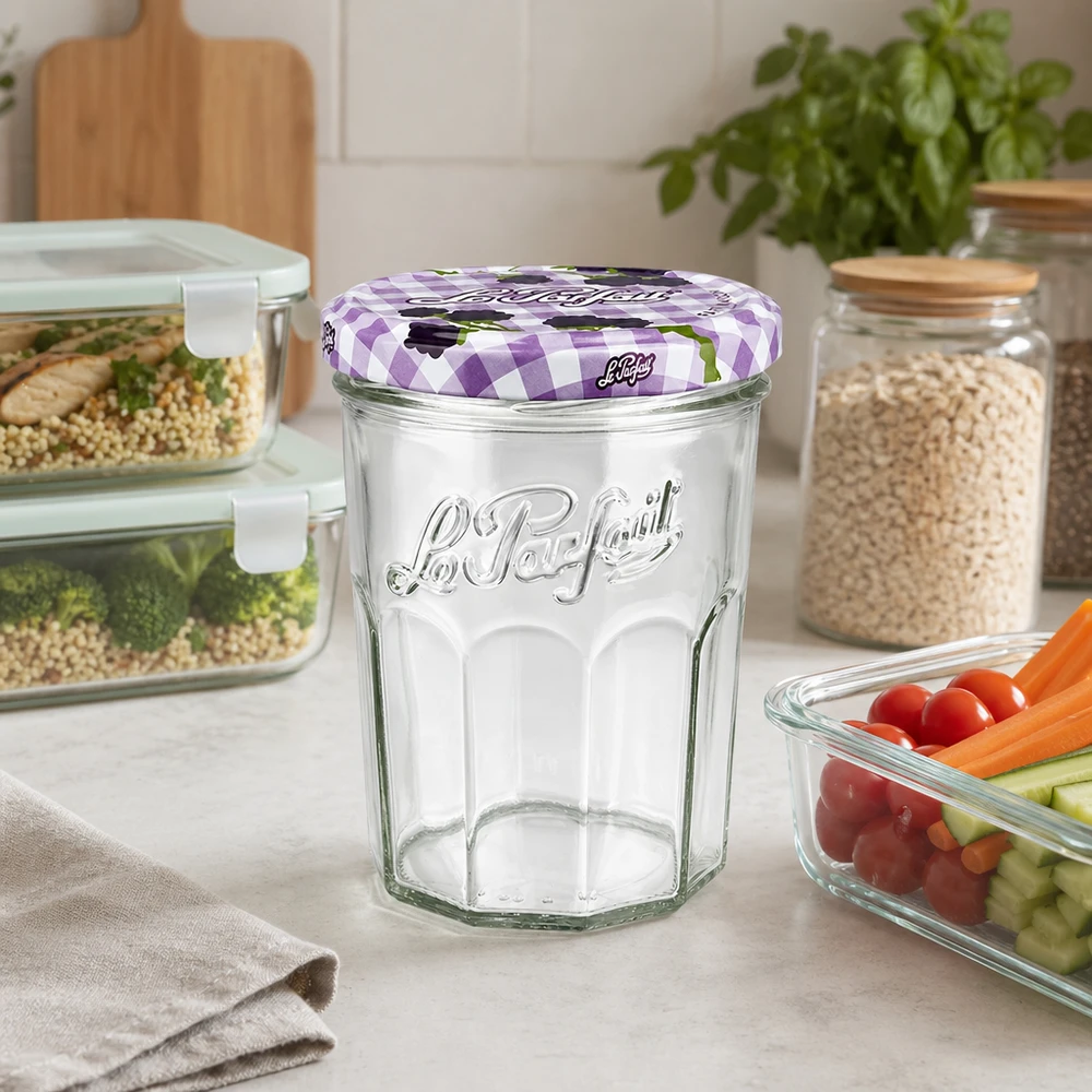 Le Parfait Verre renversé 385ml dans la cuisine moderne entre les bocaux à provisions et les légumes comme solution de conservation