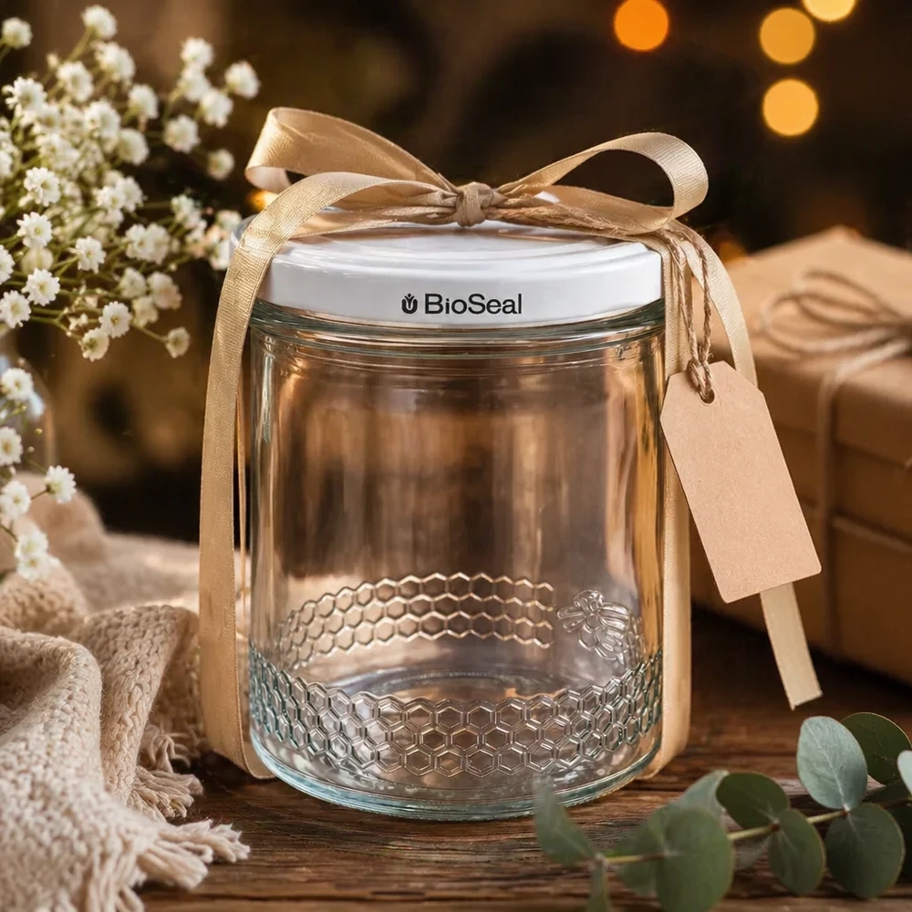 Pot à miel 560 g avec couvercle blanc BioSeal UNiTWIST Pot de miel vide de 400 ml avec couvercle BioSeal blanc, décoré avec un ruban doré et un pendentif