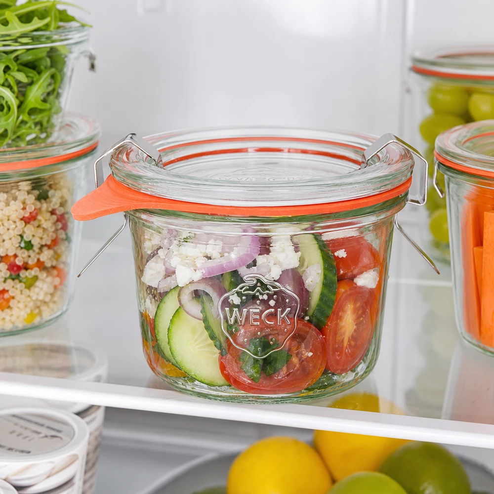 WECK Pot renversé 80ml RR60 dans le réfrigérateur avec de la salade fraîche montre la conservation pratique des aliments