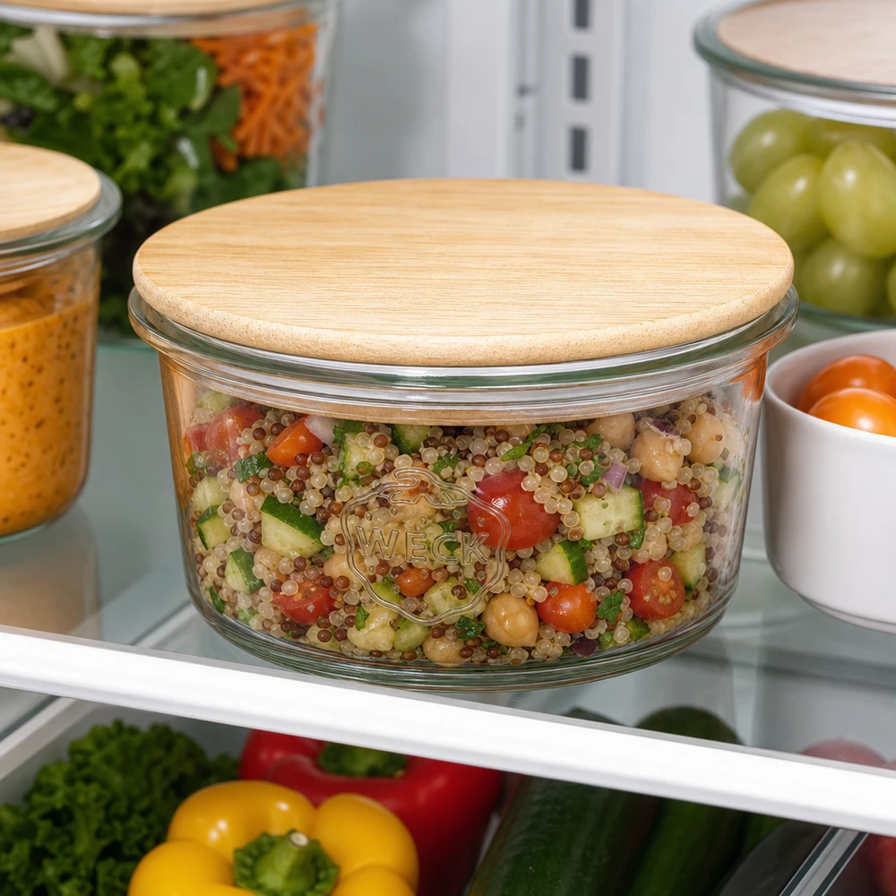 Mini bocal de 50ml WECK RR60 avec couvercle en bois WECK Mini Sturzglas 50ml mit Quinoa-Salat gefüllt im Kühlschrank - perfekt für Meal Prep und gesunde Vorratshaltung