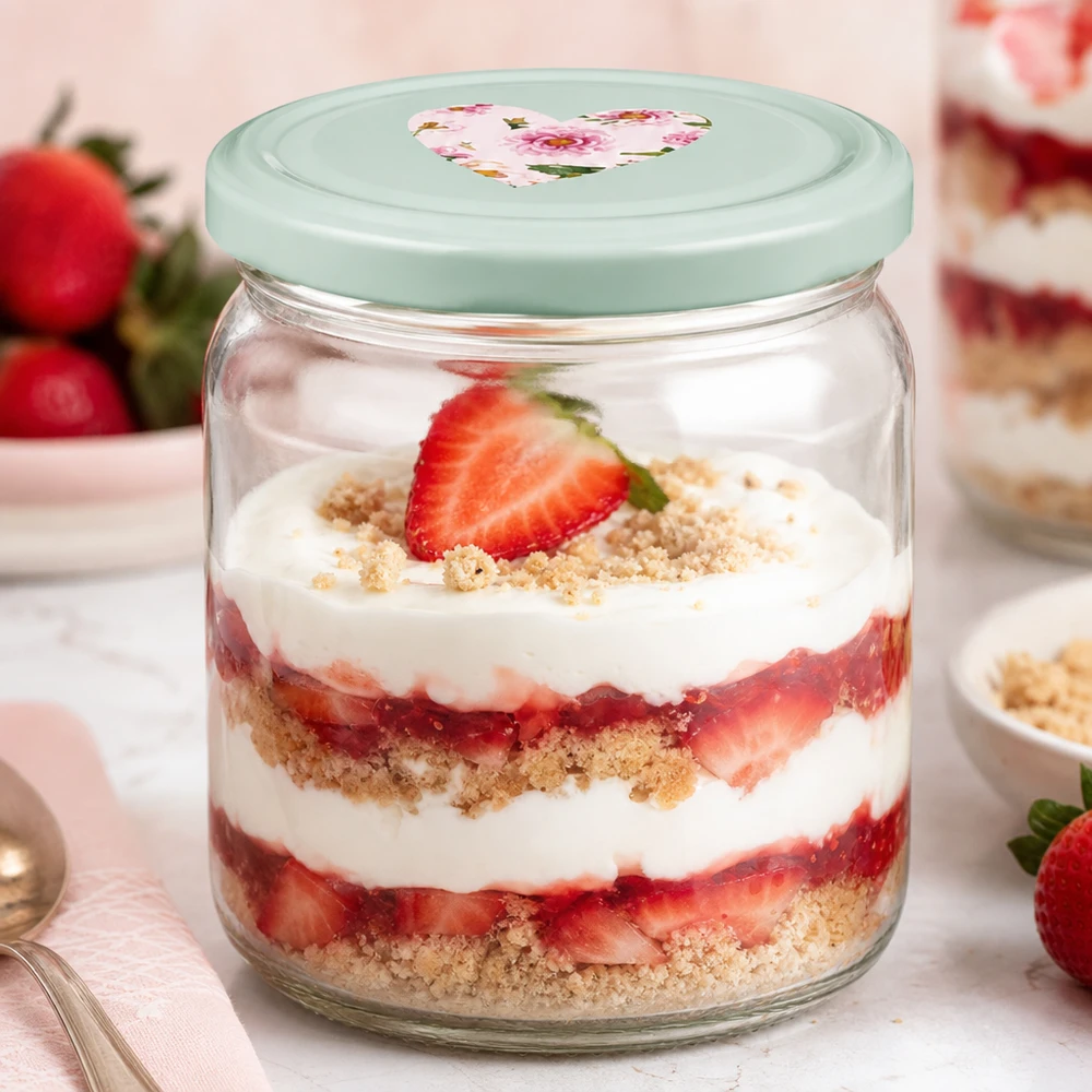 Verre rond de 408ml avec couvercle BasicSeal coeur menthe comme verre à dessert pour trifle aux fraises avec crème et fond de biscuit