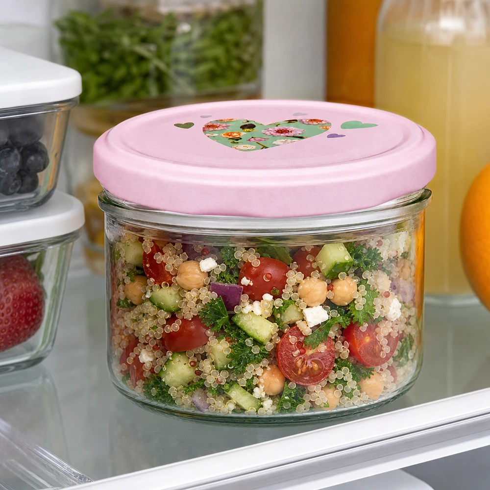 Pot cylindrique de 230ml avec couvercle en forme de cœur rose rempli de salade de quinoa au réfrigérateur, idéal pour Meal Prep