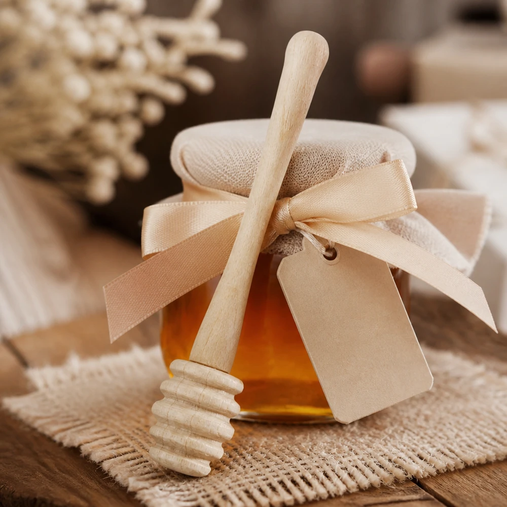 Cuillère à miel en bois d'érable avec emballage cadeau et ruban comme cadeau à côté de rayons de miel sur fond de jute
