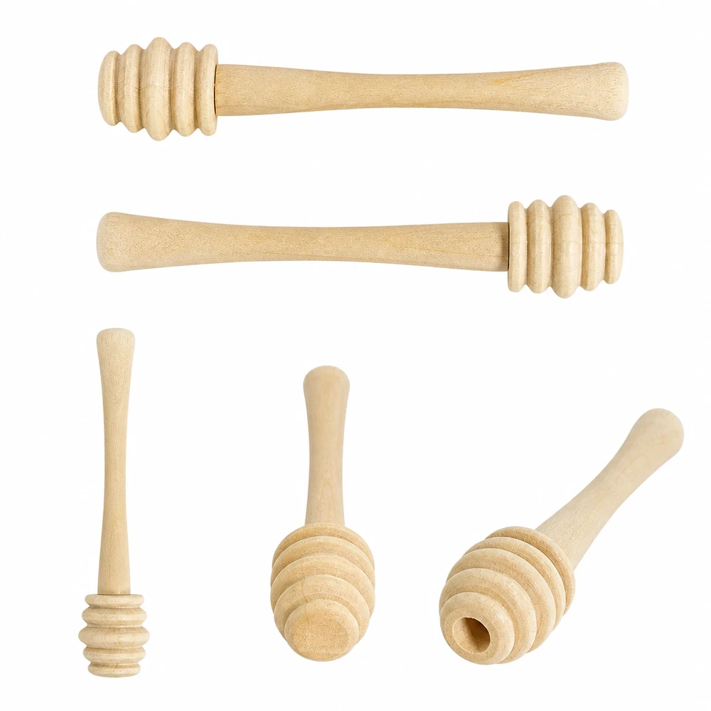 Cinq cuillères à miel en bois d'érable dans différentes vues présentent une structure rainurée détaillée et des formes de manche ergonomiques