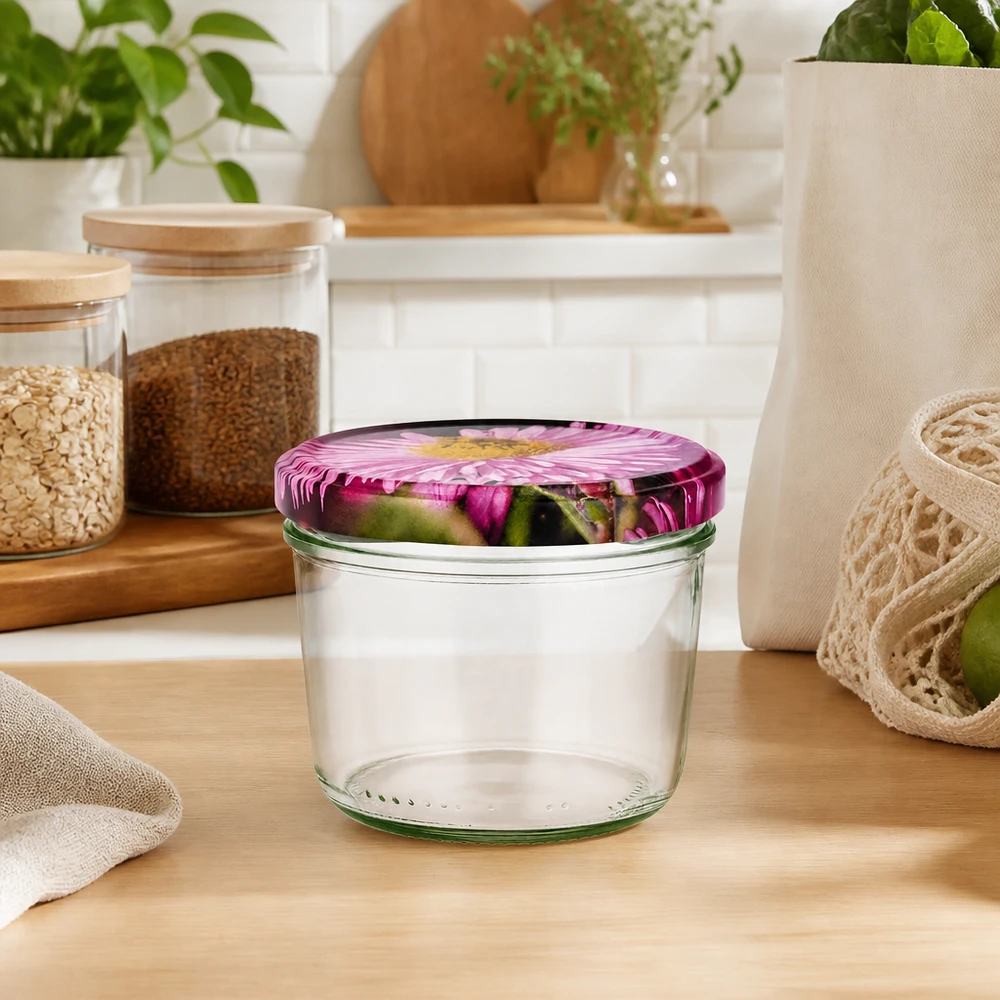 230ml Verre conique avec couvercle BasicSeal decor floral UNiTWIST Sturzglas 230ml leer mit rosa Blütendeckel in natürlicher Küchenumgebung, umgeben von Vorratsgläsern und Pflanzen