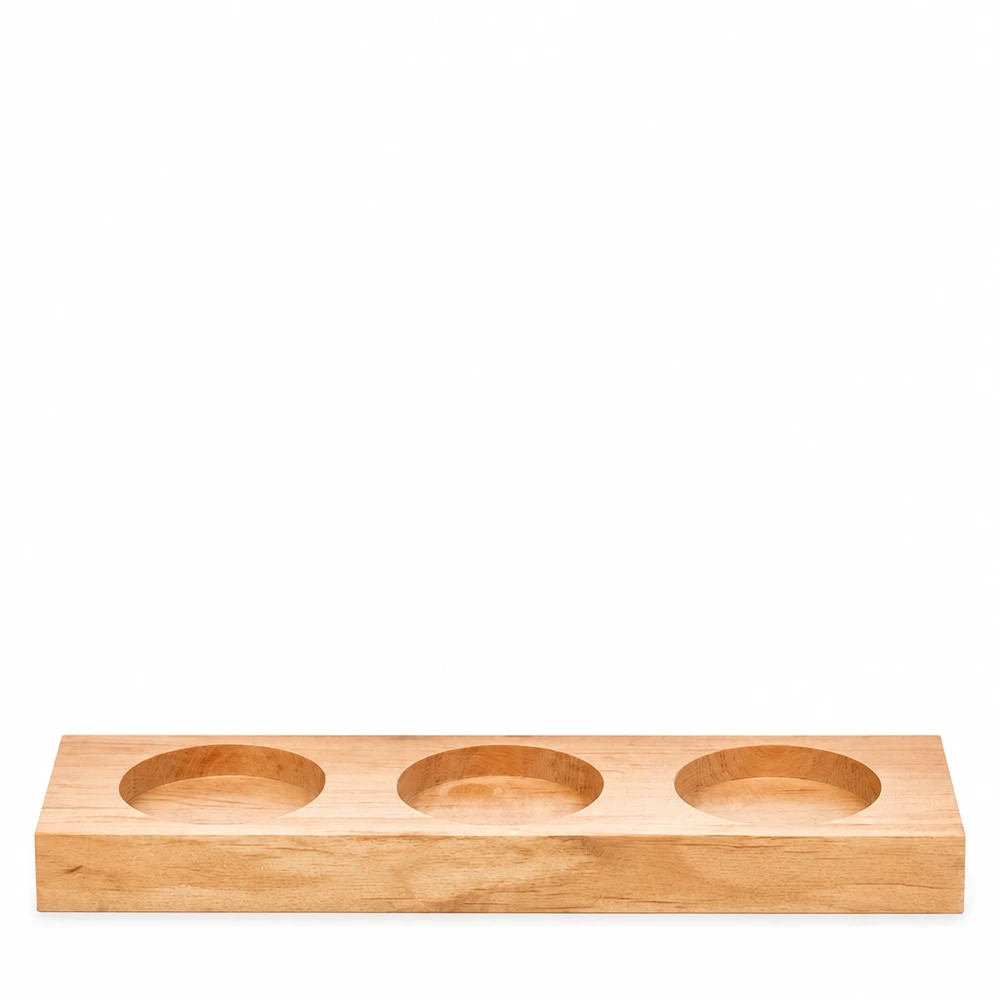Plateau de service Plano3 pour 3 bocaux WECK Planche de service Plano3 en bois avec trois encoches rondes pour les verres à pied WECK sur fond blanc