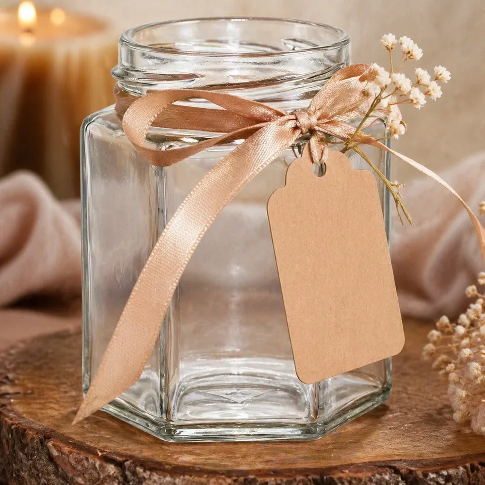 196ml Verre hexagonal sans couvercle (TO58) UNiTWIST Pot de conserve vide hexagonal 196ml avec bouchon à vis, décoré avec un ruban beige et un pendentif sur un fond en bois