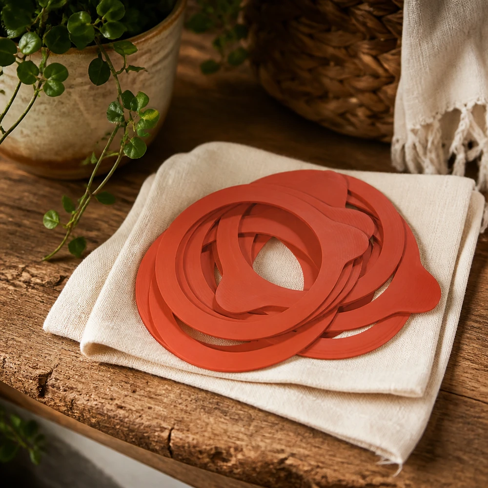 Anneau de mise en conserve en caoutchouc naturel RR60 Anneaux de mise en conserve RR60 caoutchouc naturel orange sur toile de lin table rustique en bois avec plante atmosphère naturelle de cuisine