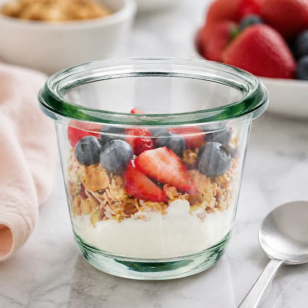 80ml bocal gourmet WECK RR60 WECK Gourmetglas RR60 80ml comme bol à céréales avec yaourt granola et baies fraîches sur le plan de travail de la cuisine
