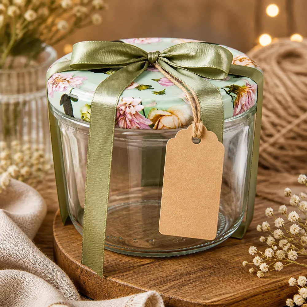 Pot de 230 ml décoré d'un ruban vert et d'un pendentif, parfait pour les confitures faites maison.