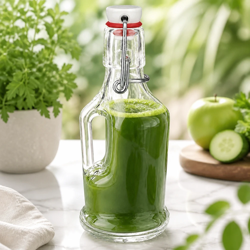 Glasflasche Bertha 200ml mit grünem Smoothie befüllt, Bügelverschluss, natürliche Küchendeko mit frischen Zutaten
