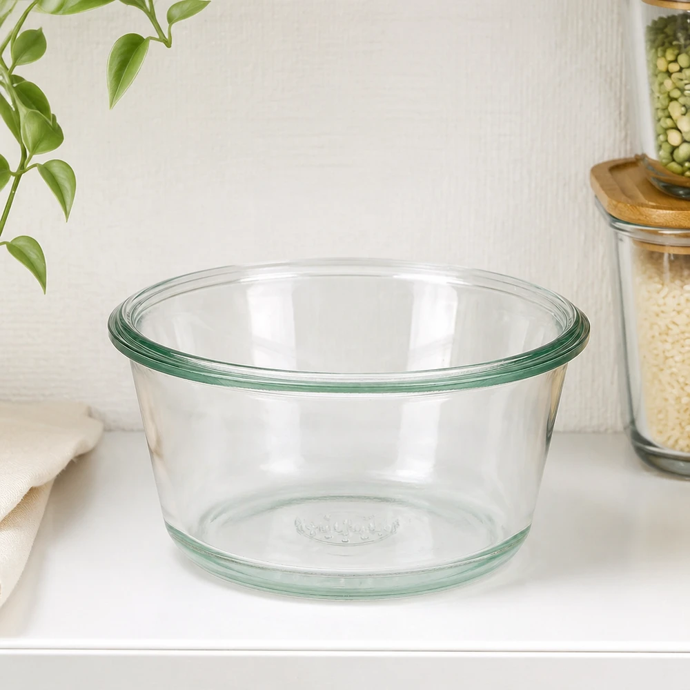WECK RR100 290ml pot gourmet vide sur le plan de travail blanc de la cuisine à côté des bocaux à provisions et de la plante verte